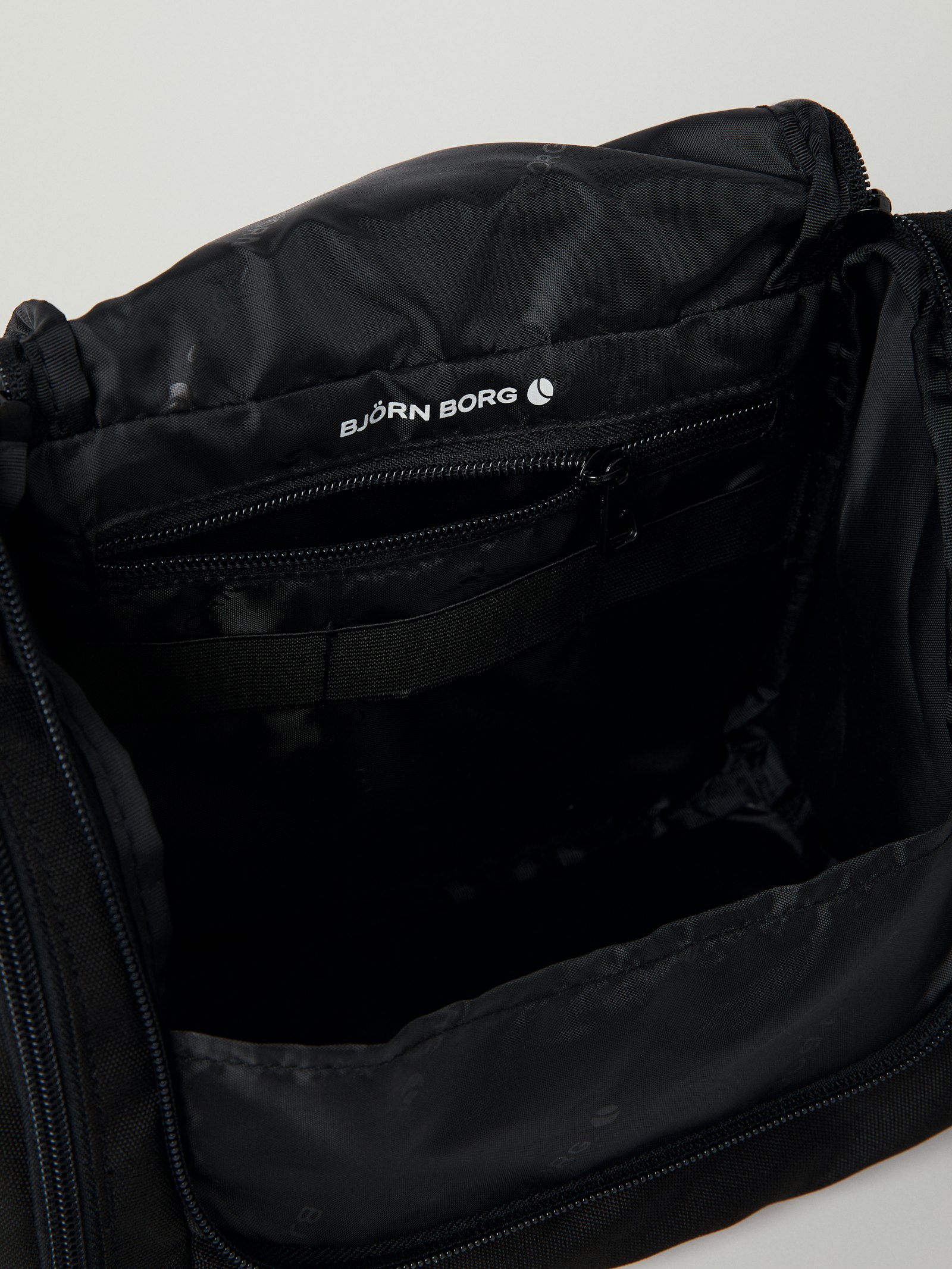Core Toilet Case Hanging image 4